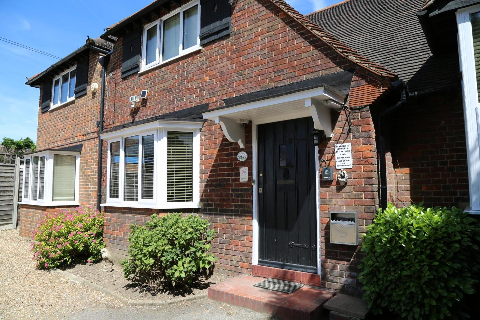 Debden Guest House Hillingdon Exterior photo