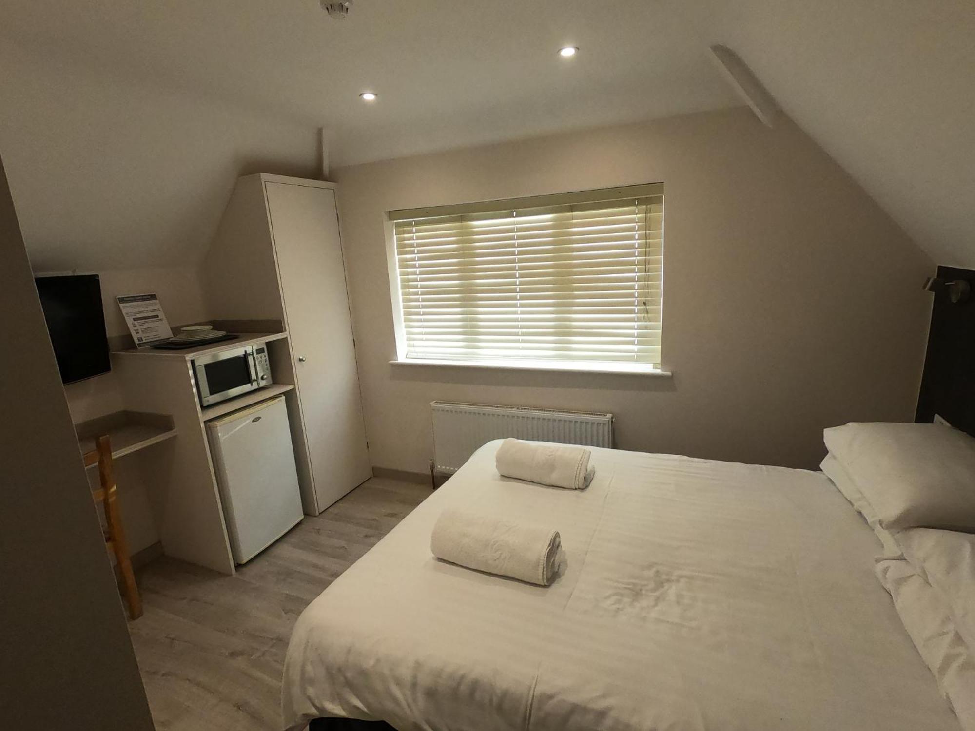 Debden Guest House Hillingdon Exterior photo