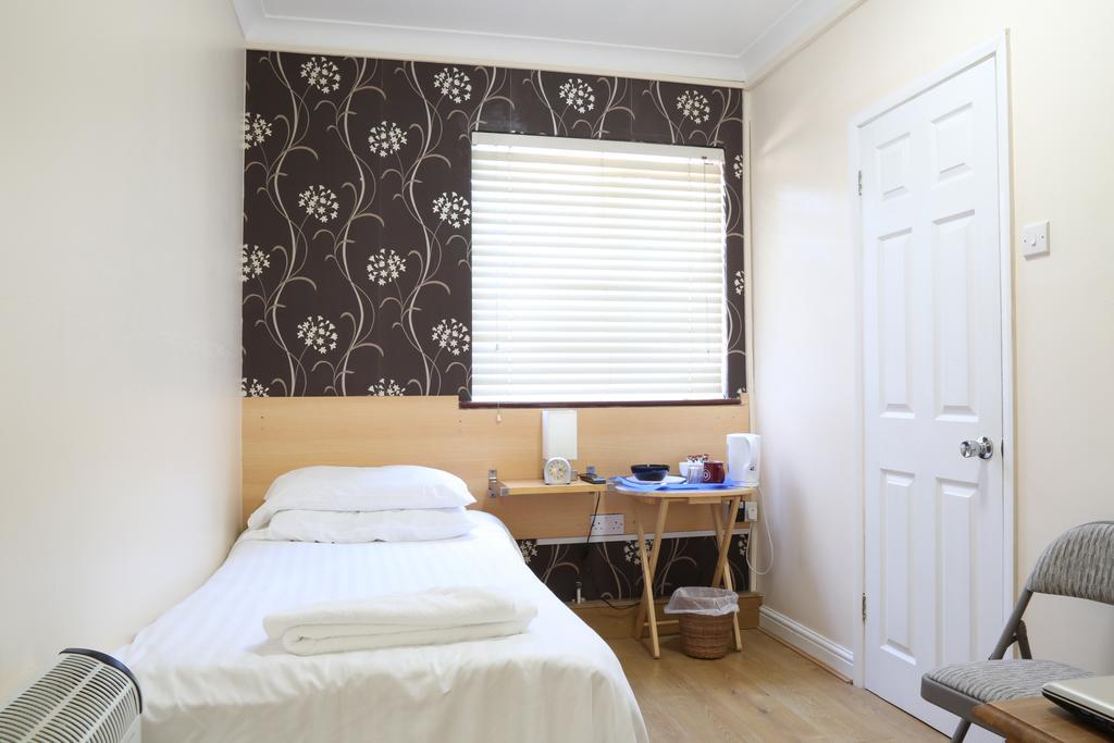 Debden Guest House Hillingdon Exterior photo