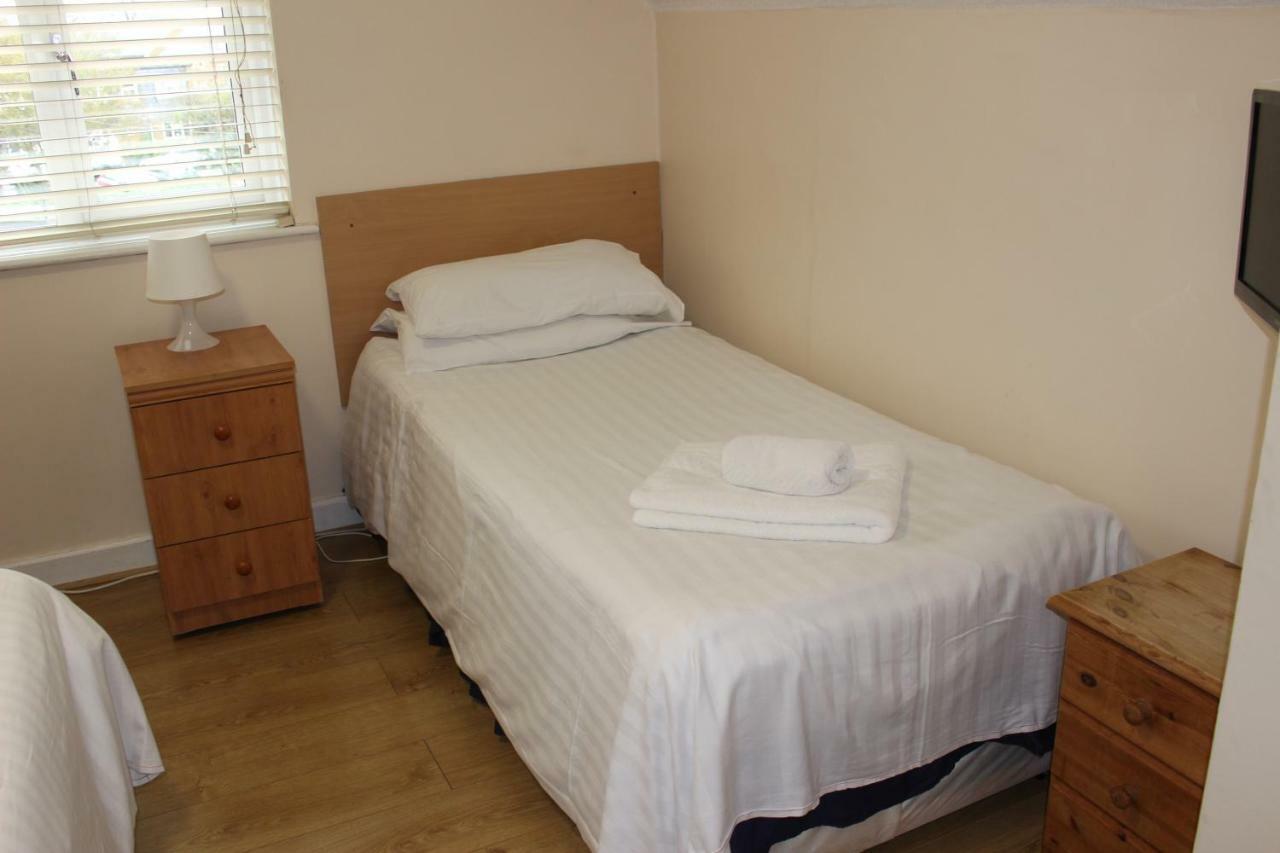 Debden Guest House Hillingdon Exterior photo