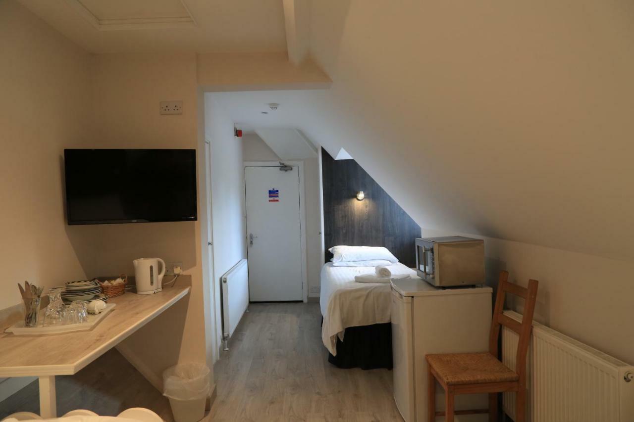 Debden Guest House Hillingdon Exterior photo