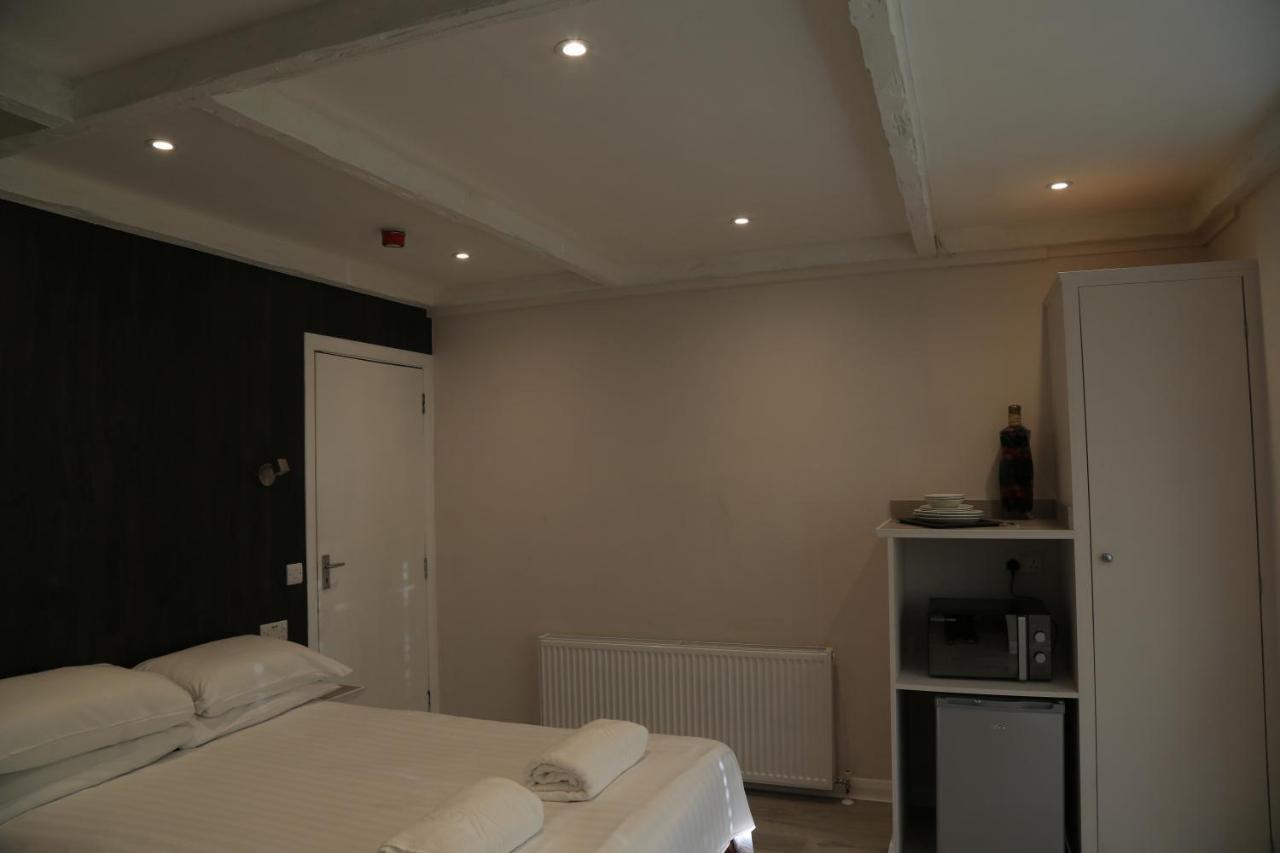 Debden Guest House Hillingdon Exterior photo